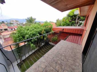 Se vende hermosa y espaciosa casa con balcón y patio en San Vicente de Moravia 23-3563