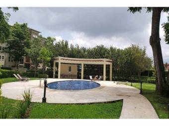 Se vende linda y espaciosa casa con jardín en Altos del Palermo en Heredia 23-825 