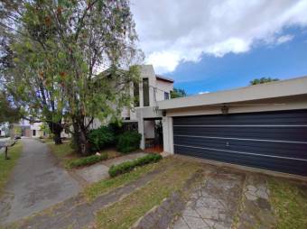 Se vende espaciosa casa con terraza y zonas verdes en Sánchez de Curridabat 23-2639