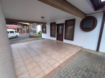 Se vende hermosa y espaciosa casa con jardín y terraza en San Francisco de Heredia 23-143