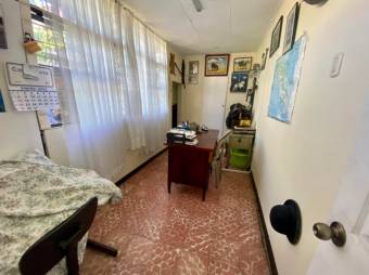 Se vende casa con uso de suelo mixto junto con apartamento en San Pedro de Montes de Oca 24-174