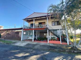 Se vende casa con uso de suelo mixto junto con apartamento en San Pedro de Montes de Oca 24-174