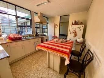 Se vende casa con uso de suelo mixto junto con apartamento en San Pedro de Montes de Oca 24-174