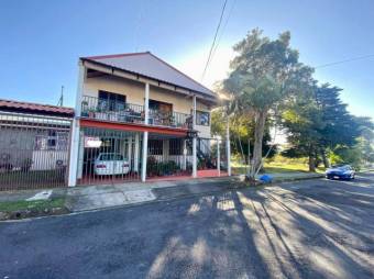 Se vende casa con uso de suelo mixto junto con apartamento en San Pedro de Montes de Oca 24-174