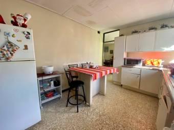 Se vende casa con uso de suelo mixto junto con apartamento en San Pedro de Montes de Oca 24-174