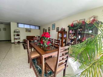 Se vende casa con uso de suelo mixto junto con apartamento en San Pedro de Montes de Oca 24-174