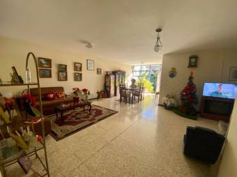 Se vende casa con uso de suelo mixto junto con apartamento en San Pedro de Montes de Oca 24-174