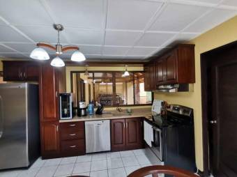 Se vende hermosa y espaciosa casa con 1 apartamento 