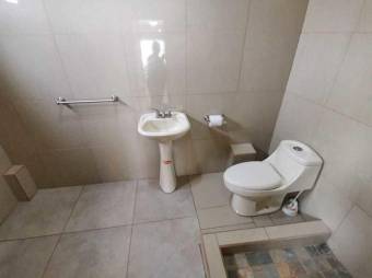 Se vende hermosa y espaciosa casa con 1 apartamento Lomas de Ayarco 23-1620