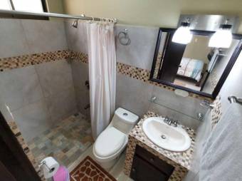 Se vende hermosa y espaciosa casa con 1 apartamento Lomas de Ayarco 23-1620