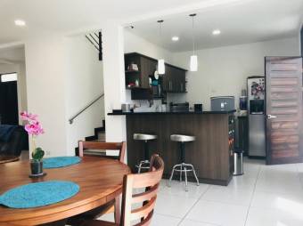 Se vende linda y espaciosa casa con patio y balcón en San Francisco de Heredia 24-291