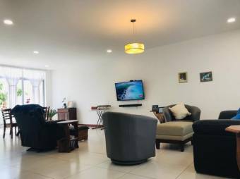 Se vende linda y espaciosa casa con patio y balcón en San Francisco de Heredia 24-291