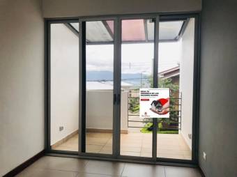 Se vende linda y espaciosa casa con patio y balcón en San Francisco de Heredia 24-291