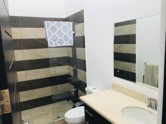 Se vende linda y espaciosa casa con patio y balcón en San Francisco de Heredia 24-291