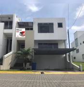 Se vende linda y espaciosa casa con patio y balcón en San Francisco de Heredia 24-291