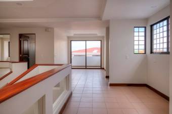 Se vende hermosa y espaciosa casa a estrenar con patio y terraza en Rohrmoser 24-482