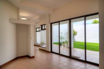 Se vende hermosa y espaciosa casa a estrenar con patio y terraza en Pavas de San José 24-482