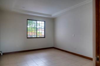 Se vende hermosa y espaciosa casa a estrenar con patio y terraza en Pavas de San José 24-482