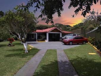 Se vende espaciosa casa en quinta con mas de 1,700m2 de lote en San Rafael de Heredia 23-1387