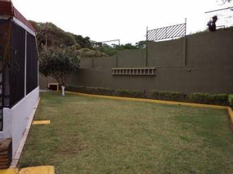 Se vende espaciosa casa en quinta con mas de 1,700m2 de lote en San Rafael de Heredia 23-1387