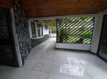 Se vende espaciosa casa en quinta con mas de 1,700m2 en San Rafael de Heredia 23-1387