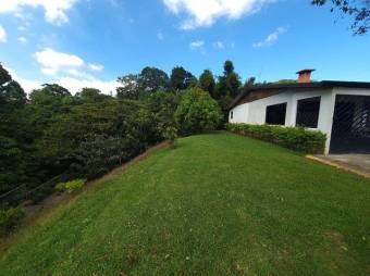 Se vende espaciosa casa en quinta con mas de 1,700m2 en San Rafael de Heredia 23-1387