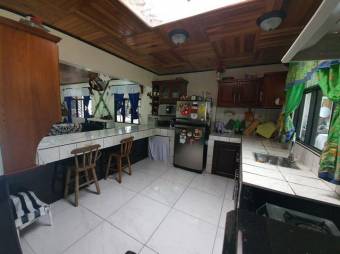 Se vende espaciosa casa en quinta con mas de 1,700m2 en San Rafael de Heredia 23-1387