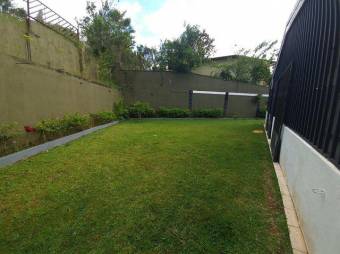 Se vende espaciosa casa en quinta con mas de 1,700m2 en San Rafael de Heredia 23-1387