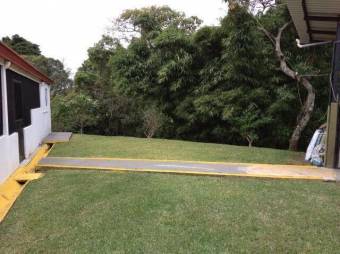 Se vende espaciosa casa en quinta con mas de 1,700m2 en San Rafael de Heredia 23-1387