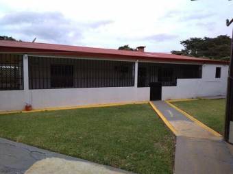 Se vende espaciosa casa en quinta con mas de 1,700m2 en San Rafael de Heredia 23-1387