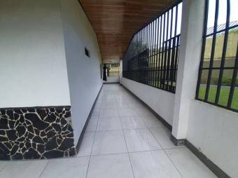 Se vende espaciosa casa en quinta con mas de 1,700m2 de lote en San Rafael de Heredia 23-1387