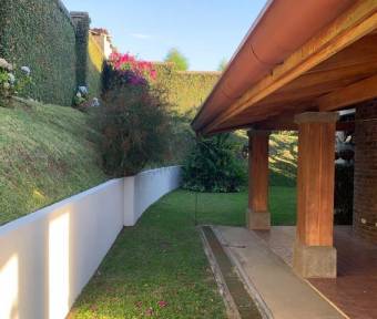 Se vende hermosa y espaciosa casa con patio y terraza en Guadalupe de Goicoechea 23-494