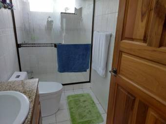 Se vende hermosa y espaciosa casa con patio y terraza en Guadalupe de Goicoechea 23-494