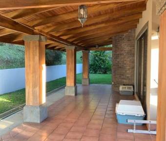 Se vende hermosa y espaciosa casa con patio y terraza en Guadalupe de Goicoechea 23-494