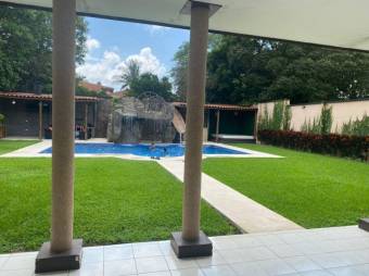 Se vende hermosa y espaciosa casa con piscina y patio en Colon de Mora 24-400