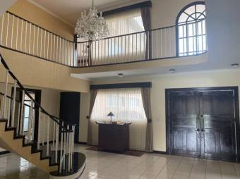 Se vende hermosa y espaciosa casa con piscina y patio en Colon de Mora 24-400