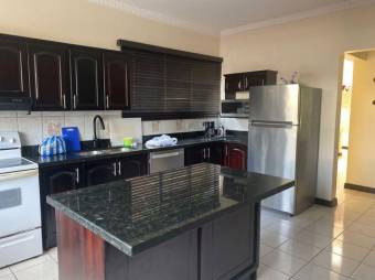 Se vende hermosa y espaciosa casa con piscina y patio en Colon de Mora 24-400