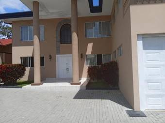 Se vende hermosa y espaciosa casa con piscina y patio en Colon de Mora 24-400