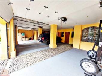 Se vende hermosa y espaciosa casa con gran lote de mas de 10,400m2 en Colon de Mora 23-1325