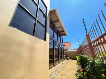 Se vende linda y espaciosa casa con jardín y terraza en lomas de ayarco 24-207