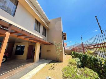 Se vende linda y espaciosa casa con jardín y terraza en lomas de ayarco 24-207