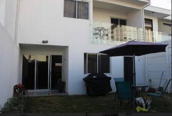 Se vende hermosa y espaciosa casa con balcón y patio en Ulloa de Heredia 23-1115