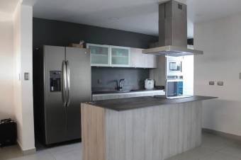 Se vende hermosa y espaciosa casa con balcón y patio en Ulloa de Heredia 23-1115