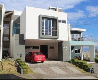 Se vende hermosa y espaciosa casa con balcón y patio en Ulloa de Heredia 23-1115