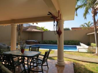 Se vende hermosa y espaciosa casa con gran terraza y piscina en Belén de Heredia 23-2782