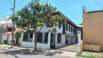 Se vende propiedad con 3 apartamentos ya alquilados en Trejos Montealegre 24-450