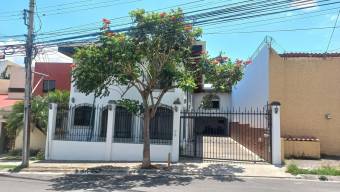 Se vende propiedad con 3 apartamentos ya alquilados en Trejos Montealegre 24-450