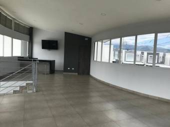 Se vende Hermosa casa con patio y acabados de lujo en Ulloa de Heredia 24-194