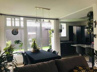 Se vende Hermosa casa con patio y acabados de lujo en Ulloa de Heredia 24-194