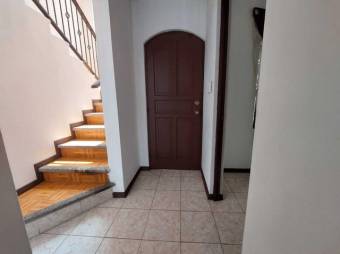 Se vende espaciosa casa con balcón y patio en San Francisco de Heredia 24-453